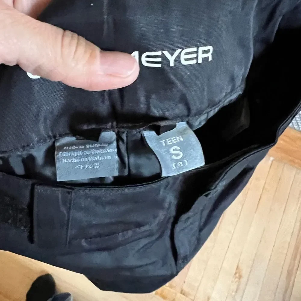 Obermeyer kids size small black snow pants, like new condition.